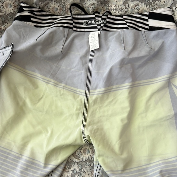 Volcom Lime Black & Gray Board Shorts With side zip pocket Size 33 - Picture 7 of 13